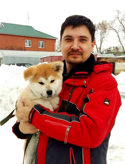 Марат - счастливый хозяин щенка акита ину